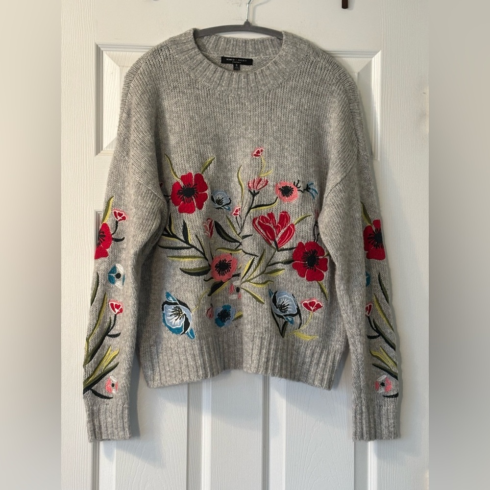 Romeo + Juliet Crewneck Floral Embroidered Sweater Size S EUC